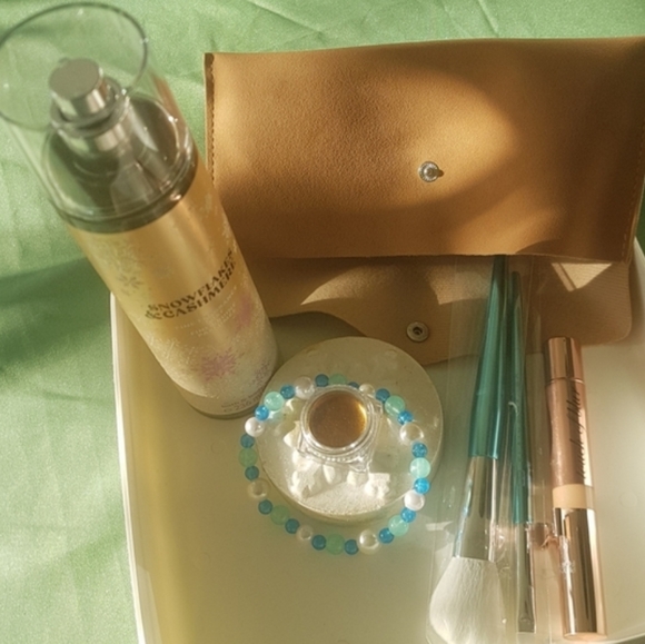 ❄ Cashmere Frost Makeup Gift Set 👁️ - Picture 6 of 9